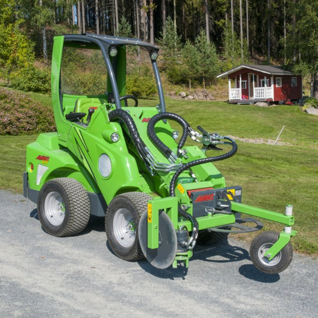 Aparador de Bordas Hidráulico para Minicarregadeira – Avant Edge Trimmer com Engate Rápido
