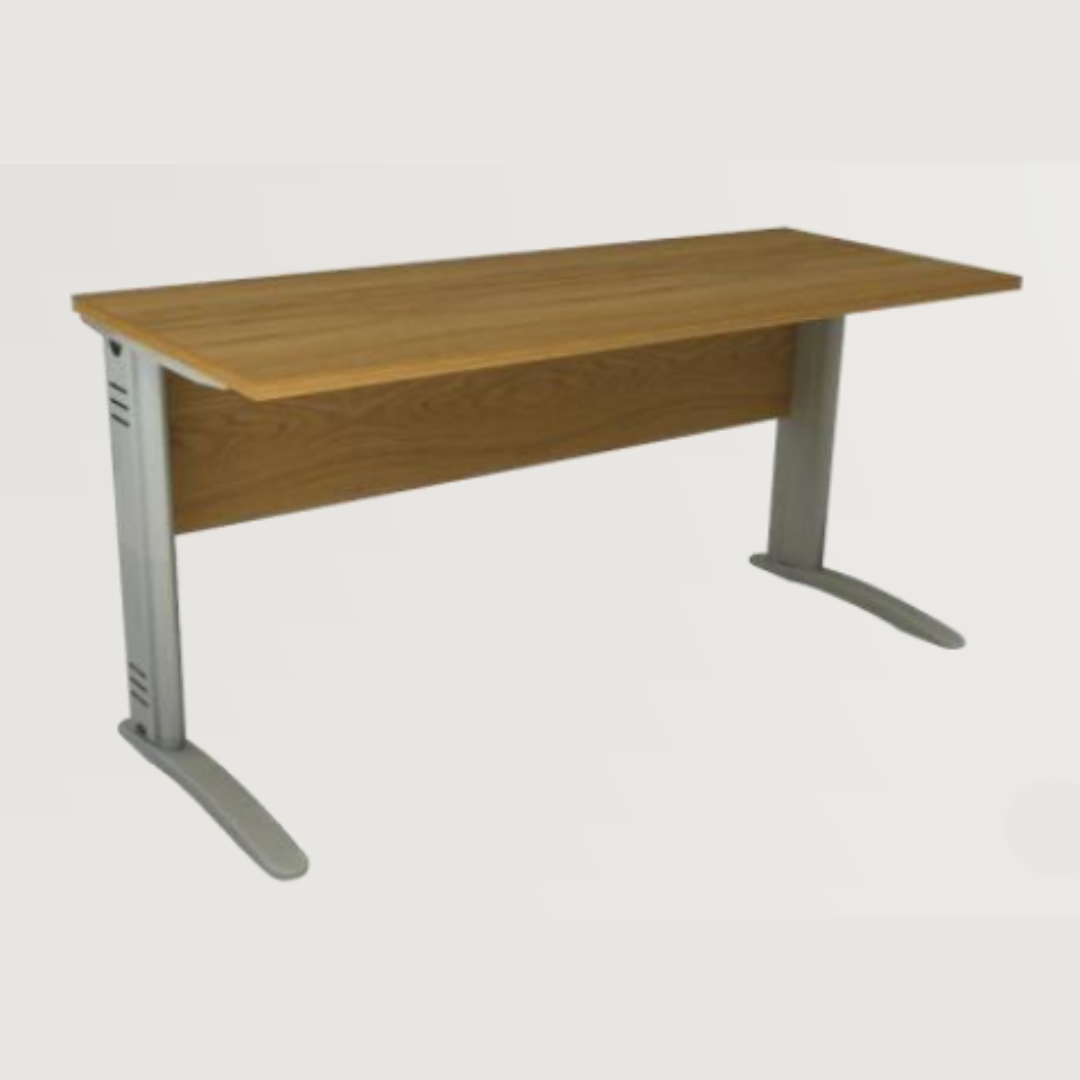 Mesa de Trabalho Retangular com Calha "J" Metálica Pés Metálicos 1600x600x740mm