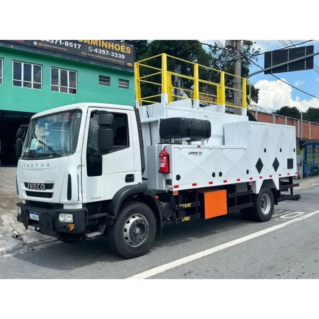 Caminhão Toco Comboio Lubrificante - Iveco