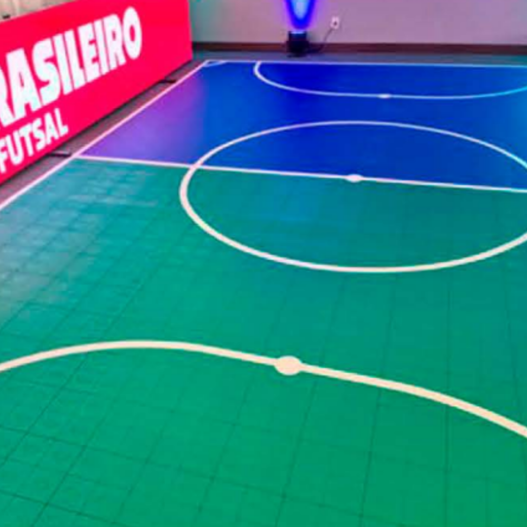 Piso Modular Esportivo Indoor 25 × 25 cm com Pinos de Amortecimento – Fornecimento e Instalação