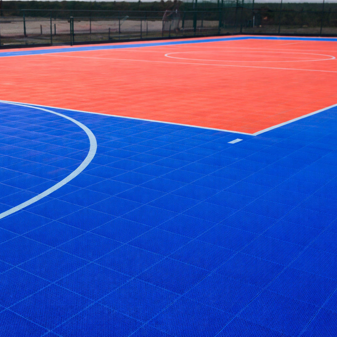 Piso Modular Esportivo Outdoor 25 × 25 cm – Fornecimento e Instalação com Demarcações Esportivas