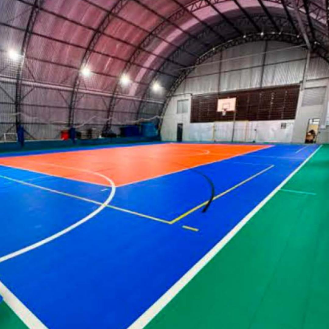 Piso Modular Esportivo Indoor 25 × 25 cm com Manta Acústica – Fornecimento e Instalação